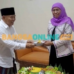 Prof Dr KH Asep Saifuddin Chalim, MA, memberikan potongan tumpeng kepada Gubernur Jawa Timur Khofifah Indar Parawansa pada Hari Lahir (Harlah) ke-71 Persatuan Guru Nahdlatul Ulama (Pergunu) yang diperingati secara sederhana di lingkungan Pondok Pesantren Amanatul Ummah di Jalan Siwalankerto Utara Surabaya, Jumat (31/3/2023). Foto: BANGSAONLINE