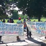 Puluhan warga Desa Semampir Kecamatan Cerme ketika demo di depan Kantor Cabang PDAM Cerme. foto: ist.