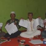 Tim penggalangan dukungan untuk Ra Hamid sebagai Calon Bupati Situbondo 2015 menunjukkan sejumlah KTP dan tanda tangan dukungan masyarakat di posko wilayah barat. (foto: hadi prayitno/BANGSAONLINE)