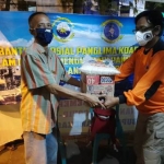 Saat Relawan FRPB dan Rapi serta BANGSAONLINE menyalurkan bantuan sosial dari Panglima Koarmada II Surabaya. 