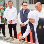 Gubernur Khofifah saat menandatangani prasasti dalam peresmian gedung baru UPT RSBL Pasuruan dan Kediri.