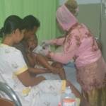 Para dokter sedang merawat pasien dengan menggunakan pakaian kebaya ala RA Kartini. (Suwandi/BANGSAONLINE)