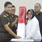 Kepala Kejati Jatim Sunarta menyerahkan patok bertanda DPBT kepada Wali Kota Surabaya Tri Rismaharini. foto: ist
