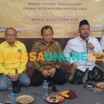 Sekjen DPP Golkar, Muhammad Sarmuji (tiga dari kiri), saat bertemu pasangan Yani-Alif. Foto: SYUHUD/BANGSAONLINE