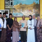 Wali Kota Kediri bersama wakilnya saat takziah ke rumah duka Siti Rukhoyah Munawar. Foto: Ist