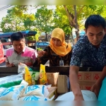 Kegiatan pasar murah di Pacitan.