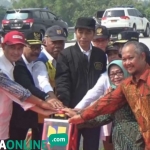 Jokowi bersama Menteri PUPR Basuki Hadimoeljono, Gubernur Jatim Soekarwo, serta sejumlah pejabat memencet tombol tanda peresmian tol trans Jawa.