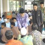 DOA JELANG UN: Wabup Sidoarjo H Nur Ahmad Syaifuddin saat menghadiri Doa Bersama Sukses UN, di Masjid Agung Sidoarjo, Kamis (31/3/2016). foto: musta