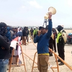 Warga Mengare Komplek, Kecamatan Bungah, saat demo di depan Smelter PT Freeport Indonesia. Foto: Ist