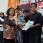 Pj. Wali Kota Kediri Zanariah saat menyerahkan sertifikat halal bagi pelaku UMKM. Foto: Ist.