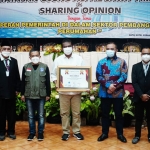 Wakil Wali Kota Batu Punjul Santoso (tiga dari kiri) saat menghadiri Award Yayasan Ujung Aspal Jatim.