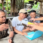 Lembaga Komite Independent Pemantau Pemilu (KIPP) menggelar jumpa pers hasil real count kemenangan Indah-Yudha di Pilkada Lumajang. Foto: Imron Ghozali/BANGSAONLINE