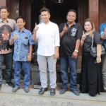 Emil saat foto bersama mantan Wali Kota Malang yang juga mantan politisi PDI Perjuangan, Peni Suparto.