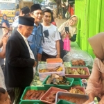 Kiai Asep saat memborong dagangan di Pasar Dinoyo