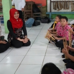 Ning Lia saat kunjungan kerja di SDN 13 Gresik