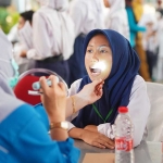 Petugas dari Dinas Kesehatan Kabupaten Kediri saat memeriksa gigi salah satu siswa. Foto: Ist. 