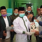 Moh. Qosim (baju putih) dan Fandi Alhmad Yani (kiri) dalam suatu acara di DPC PKB. Keduanya bacabup yang bakal running di Pilbup Gresik. foto: SYUHUD/ BANGSAONLINE