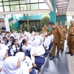 Wali Kota Batu, Nurochman saat menyama siswa SMP Negeri 1 Batu