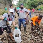 Koordinator WWI Region Kediri, Bima Nuryawan (kiri), bersama relawan lainnya saat mengambil sampah di Sungai Kedak yang melewati Kelurahan Bujel, Kecamatan Mojoroto, Kota Kediri. Foto: Ist
