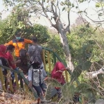 Anggota FRPB memantau beberapa spot yang berbahaya di Pantai Jumiang dan memberikan pengarahan untuk mencegah hal-hal yang tidak diinginkan. foto: ERRI SUGIANTO/ BANGSAONLINE