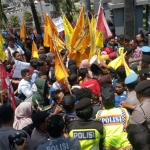 Aksi para mahasiswa dari berbagai organisasi yang tergabung dalam Cipayung Plus di depan gerbang gedung DPRD Tuban.