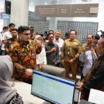 Bupati Kediri Hanindito Himawan Pramana saat meninjau pelayanan di MPP Kabupaten Kediri. (Ist)
