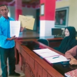 Wakil Ketua BK DPRD Jember, Hadi Supaat, saat menerima laporan dari masyarakat.