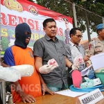 Kasatreskrim Polres Jombang AKP Azi Pratas Guspitu saat merilis tersangka beserta barang bukti.