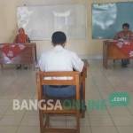 Salah satu siswa tuna rungu SMALB Muhammadiyah Jombang sedang mengikuti UN.