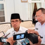 Bupati Bangkalan R. Abdul Latif Imron (kanan) didampingi Plt. Kadinkes Sudiyo memberikan penjelasan kepada media terkait Puskesmas yang masih kekurangan dokter. 