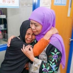 Gubernur Khofifah saat berkunjung ke korban kecelakaan di Jember.