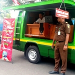 Kasi Pidum Choirul Arifin, dan Kasi Intel Putu Arya Wisana beserta jajaran memantau mobil keliling di Jl. Letnan Abdullah, Bangkalan.