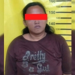Pelaku Pencurian bernama Dini Lia Indah Pratiwi (23) saat diamankan Polsek Tambaksari. Foto: Ist.