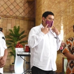 Wali Kota Kediri, Abdullah Abu Bakar (tengah) saat meninjau gereja di Kota Kediri. (foto: ist).