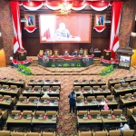 Gubernur Khofifah saat menyampaikan nota keuangan atas Raperda tentang Perubahan APBD 2023 dalam sidang paripurna yang berlangsung di DPRD Jatim.