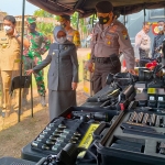 Bupati Jombang, Mundjidah Wahab, saat meninjau peralatan untuk antisipasi bencana alam di wilayahnya.