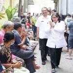 Pj Wali Kota Kediri, Zanariah, saat meninjau penyaluran bantuan pangan cadangan beras pemerintah tahap ke-3. Foto: Ist