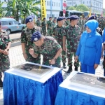 Pangarmatim saat menandatangani prasasti tanda peresmian Navy Mart dan Lapak 29.