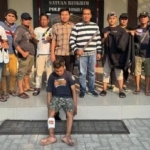 Harisul dengan kaki diperban saat di Mapolres Jombang.