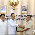 Menteri ATR/BPN saat bersama Menteri Transmigrasi. 