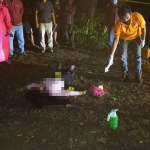 Mayat perempuan yang ditemukan tergeletak di Lapangan Voli Desa Tiru Lor saat diperiksa Petugas. foto: ist.