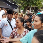 Posko relawan cagub - cawagub Jatim, Khofifah Indar Parawansa - Emil Elistianto Dardak berbagi berkah dengan membagikan takjil 