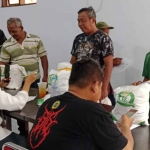 Petugas saat melayani warga yang mendapatkan bantuan pangan. Foto: Ist