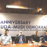 AHY bersama Ketua MMD Jatim, Bayu Airlangga dan Bupati Trenggalek, Emil Dardak memberi keterang pers pada HUT MMD ke-2.