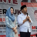 Emil Elestianto Dardak dan istrinya, Ariumi Bachsin Kampanye Dialogis Terbuka di Pacet Mojokerto, Selasa (29/10/2024). Foto: bangsaonline