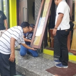 Petugas melakukan olah TKP di rumah eks Ketua KPU Kota Blitar yang juga disatroni maling.