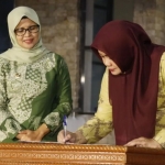 Bupati Blitar Rini Syarifah menandatangani nota kesepakatan dengan Bupati Bima Indah Damayanti (Instagram.com/Prokopim.blitar)