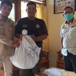 Petugas Pemadam Kebakaran (Damkar) Kabupaten Blitar menyerahkan ular kepada Balai Besar Konservasi Sumber Daya Alam (BKSDA) Jawa Timur.