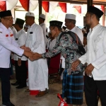 Bupati Tulungagung, Maryoto Birowo, saat menyambut kehadiran jamaah haji.