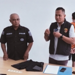 Kasat Reskrim Polres Batu, Iptu Joko Suprianto, memberikan keterangan kepada wartawan terkait aksi pencurian yang dilakukan EW.